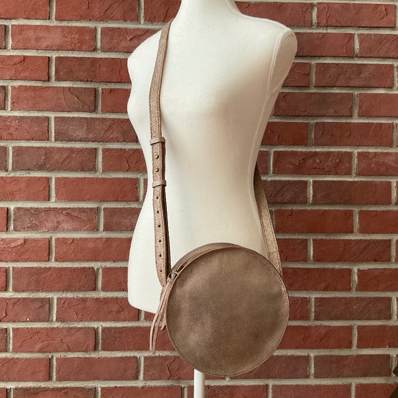 NWT Madewell Simple Circle Crossbody Metallic Sand Leather Bag NEW - Picture 1 of 15